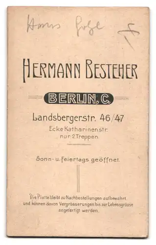 Fotografie Herm. Besteher, Berlin, Landsbergerstr. 46 /47, kleiner Knabe Hans im Anzug mit Schaukelpferd und Gewehr