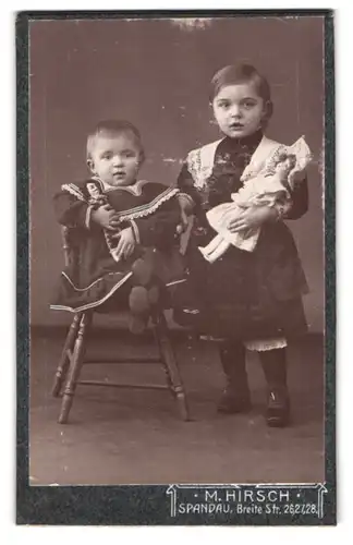 Fotografie M. Hirsch, Berlin-Spandau, Breitestr. 26-28, Portrait zwei niedliche Mädchen mit ihrem Puppen im Atelier