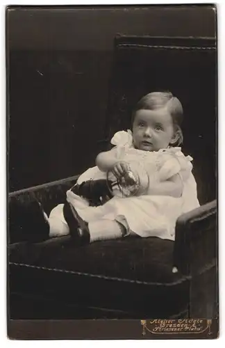 Fotografie Atelier Adele, Dresden, Striesener Platz 11, Portrait Leopoldine Leidner im Kleichen mit Spielzeug Bär, 1911