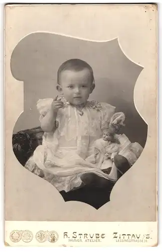 Fotografie H. Strube, Zittau i. S., Lessingstr. 14, kleines Mädchen Ruth Marquart im Spitzenkleid mit ihrer Puppe, 1903
