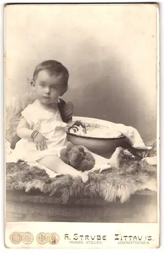 Fotografie H. Strube, Zittau i. S., Lessingstr. 14, Portrait süsses Mädchen Ruth Marquart bei der Morgentoilette