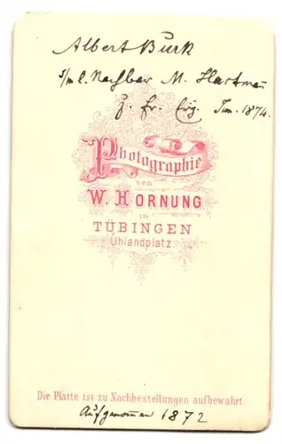 Fotografie W. Hornung, Tübingen, Portrait Albert Burk, im Anzug mit Fliege, 1872