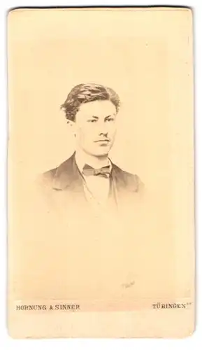 Fotografie Hornung & Sinner, Tübingen, Portrait junger Mann im Anzug mit Fliege