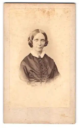 Fotografie Hermann Selle, Potsdam, Portrait Dame im seidenen Kleid mit Locken