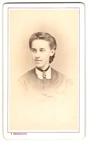 Fotografie F. Brandseph, Stuttgart, Portrait junge Dame im Biedermeierkleid mit Brosche