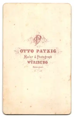 Fotografie Otto Patzig, Würzburg, Mainquai, Portrait Herr im Anzug mit Fliege
