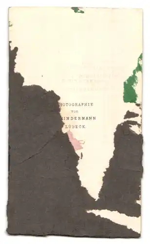 Fotografie C. Kindermann, Lübeck, Portrait junger Mann im Anzug sitzend am Tisch