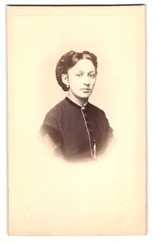 Fotografie Julius Zschille, Berlin, Neue Königstr. 1a, Portrait junge Dame im Biedermeierkleid mit zurückgebundenem Haar
