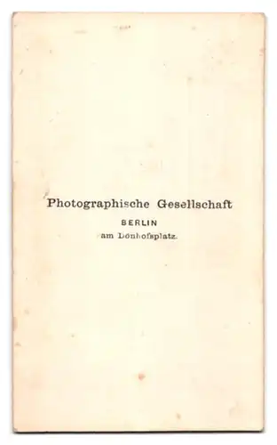 Fotografie Photogr. Gesellschaft Berlin, Berlin, am Dönhofsplatz, Portrait Herr im grauen Anzug mit Vollbart