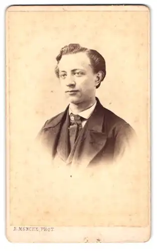 Fotografie H. Mencke, Itzehoe, Portrait junger Mann Rudolph Tieljens im Anzug mit Krawatte