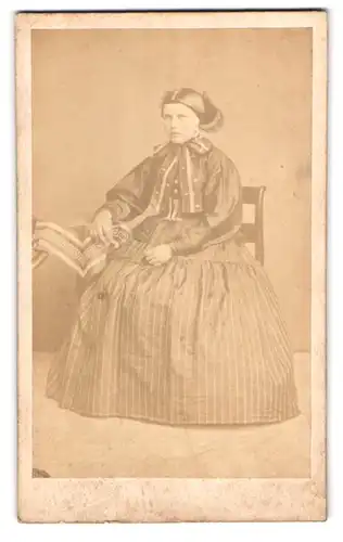 Fotografie unbekannter Fotograf und Ort, Portrait Dame im gestreiften Kleid mit streng zurückgebundenen Haaren