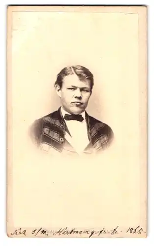 Fotografie Hornung & Sinner, Tübingen, Portrait junger Mann als Student mit Couleur und Fliege, 1865