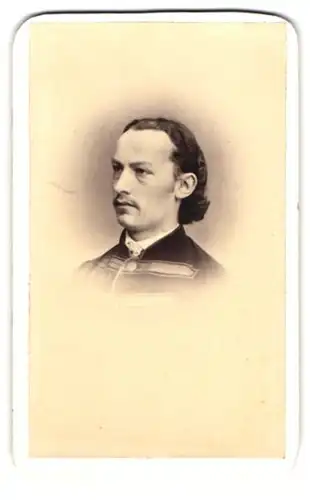 Fotografie Kayser & Co., Stuttgart, Calwer-Str. 36, junger Mann mit leichten Moustache und zurückgebundenem Haar