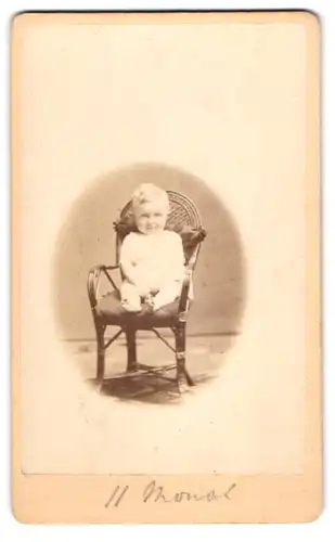 Fotografie E. von Beguelin, Frankfurt a. O., Tuchmacherstr. 52, Portrait 11 Monates altes Kind im weissen Kleid
