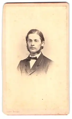 Fotografie J. Gaukler, Stuttgart, Calwerstr. 58, Portrait junger Mann im Anzug mit Koteletten und Brille