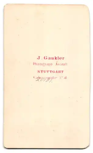 Fotografie J. Gaukler, Stuttgart, Calwerstr. 58, Portrait junger Mann im Anzug mit Koteletten und Brille