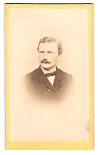 Fotografie Ernst Ulbricht, Stralsund, Ossenreyer Str. 20, Portrait Apotheker Gustav Weissenborn im Anzug