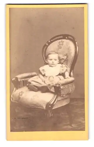 Fotografie Ernst Ulbricht, Stralsund, Ossenreyer Str. 20, Portrait Tochter des Apothekers Weissenborn im Kleidchen