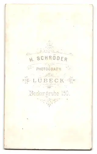 Fotografie H. Schröder, Lübeck, Beckregrube 150, Portrait junger Knabe im Wintermantel mit Mütze