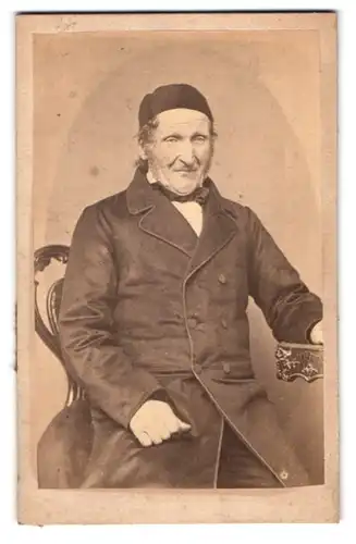 Fotografie unbekannter Fotograf und Ort, Portrait mann im Anzug mit Fliege und Mütze