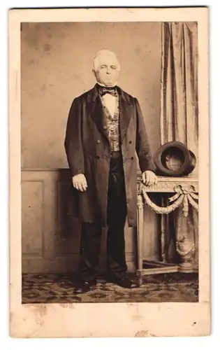 Fotografie unbekannter Fotograf und Ort, Portrait älterer Herr im Anzug mit Fliege und Zylinder