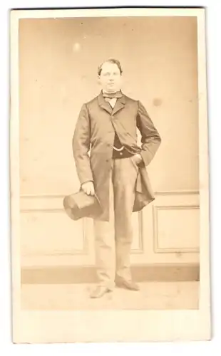 Fotografie unbekannter Fotograf und Ort, Portrait junger Mann im Anzug mit Mantel und Zylinder