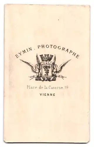 Fotografie Eymin, Vienne, Place de la Caserne 19, Portrait Herr im stattlichen Anzug mit Zylinder