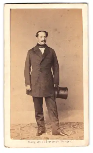 Fotografie Bandseph, Stuttgart, Portrait Mann im fein geschnittenen Anzug mit Zylinder und Moustache