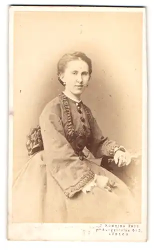 Fotografie J. Nöhring, Lübeck, gr. Burgstr. 615, Portrait junge Frau im Biedermeierkleid mit Brosche