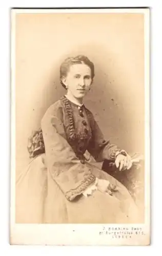 Fotografie J. Nöhring, Lübeck, gr. Burgstr. 615, Portrait junge Frau im Biedermeierkleid, 1871