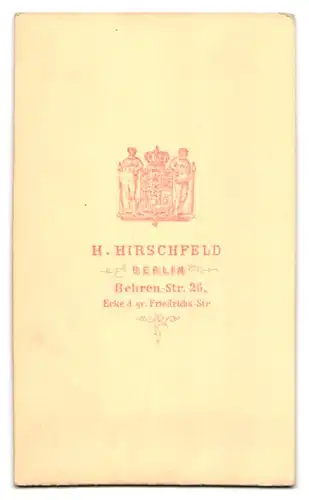 Fotografie H. Hirschfeld, Berlin, Behrenstr. 26, Portrait junger Herr im Frack mit Zylinder und Fliege