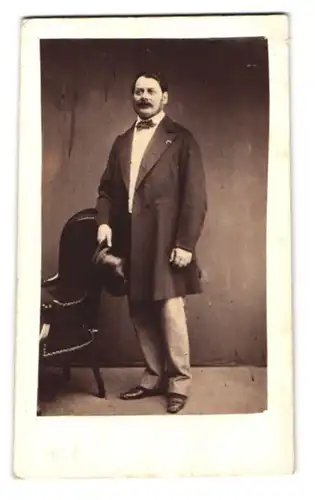 Fotografie unbekannter Fotograf und Ort, Portrait Herr im Hellen Anzug mit dunklem Mantel und Zylinder