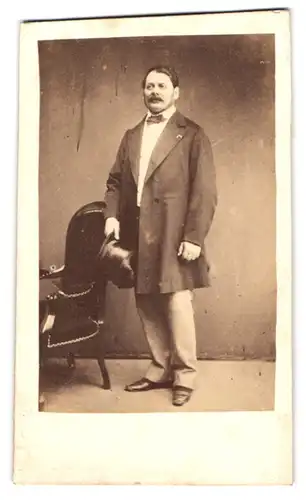 Fotografie unbekannter Fotograf und Ort, Portrait Herr im Anzug mit Zylinder und Walrossbart