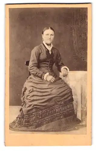 Fotografie unbekannter Fotograf und Ort, Portrait junge Dame im Biedermeierkleid sitzend im Atelier