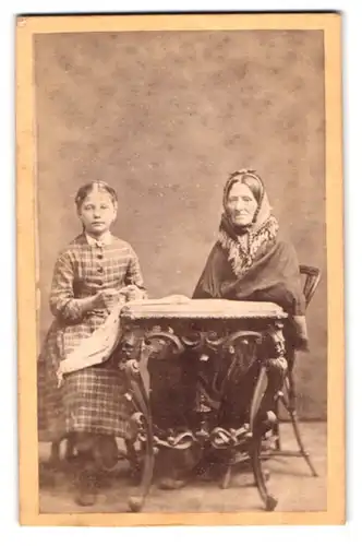 Fotografie H. J. Wittmack, Itzehoe, Gr. Paschburg 77, Portrait Grossmutter mit ihrer Enkeltochter im Atelier