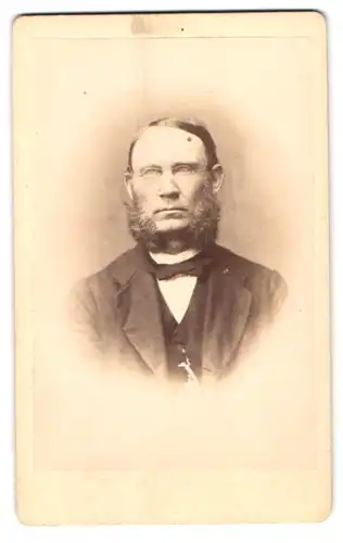 Fotografie C. S. v. Bomsdorf, Neubrandenburg, Treptowerstr., Portrait Herr im Anzug mit buschigem Backenbart