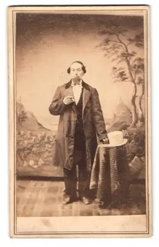 Fotografie A. G. Gosting, St. Louis / MO., Portrait amerikanischer Herr im Anzug mit weissem Zylinder und Ziegenbart