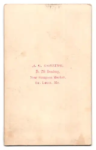 Fotografie A. G. Gosting, St. Louis / MO., Portrait amerikanischer Herr im Anzug mit weissem Zylinder und Ziegenbart