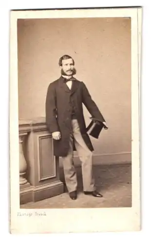 Fotografie Franck, Paris, Place de la Bourse 15, Portrait junger Mann im Anzug mit Backenbart und Zylinder