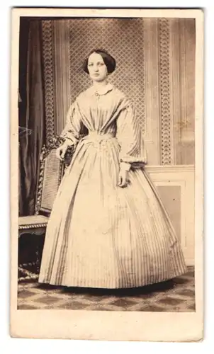 Fotografie unbekannter Fotograf und Ort, Portrait hübsche junge Frau im weissen Kleid posierend im Atelier
