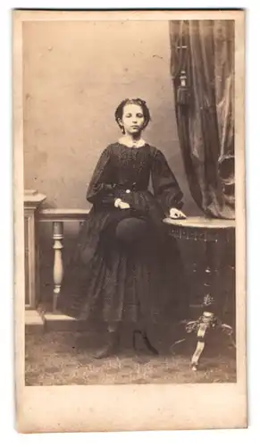 Fotografie unbekannter Fotograf und Ort, Portrait junges Mädchen im Pünktchenkleid mit Hut in der Hand