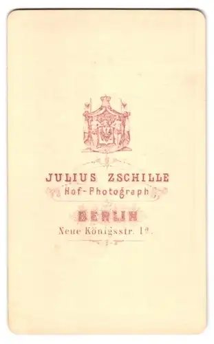 Fotografie Julius Zschille, Berlin, Neue Königsstr. 1a, Portrait junge Frau im dunklen Kleid stehend am Sessel