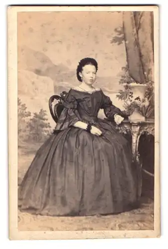 Fotografie A. Tannhof, Lübeck, Beckergrube 150, Portrait hübsches junges Mädchen im reifrock Kleid mit Haube