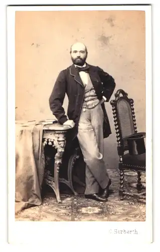 Fotografie C. Herberth, Wieden, Mayerhofgasse 8, Portrait Herr im Anzug mit Vollbart und Glatze