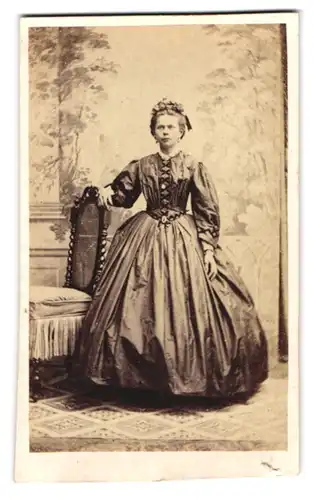 Fotografie J. Giese, Itzehoe, Feldschmiede 109, Portrait Dame im seidenen Biedermeierkleid mit Haarschmuck
