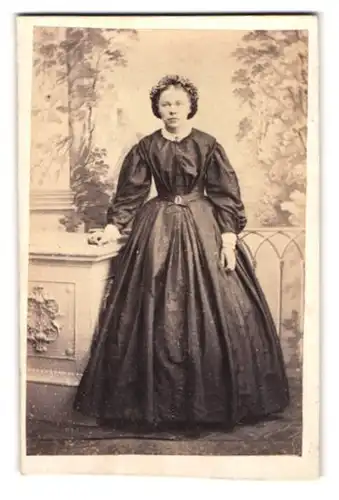 Fotografie J. Giese, Itzehoe, Feldschmiede 109, Portrait Dame im dunklen Kleid mit Haube