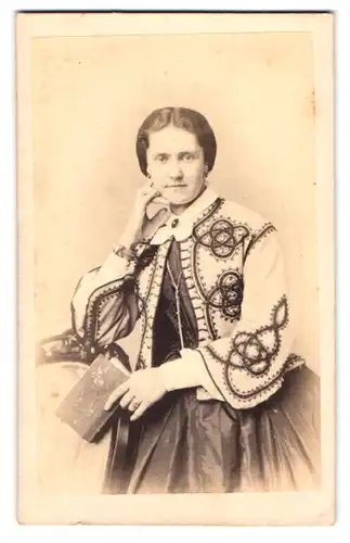 Fotografie Gebr. Radtke, Berlin, Dorotheenstr. 28, Portrait Frau Johanna im Kleid mit gemusterten Bolero