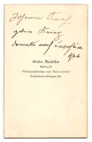 Fotografie Gebr. Radtke, Berlin, Dorotheenstr. 28, Portrait Frau Johanna im Kleid mit gemusterten Bolero