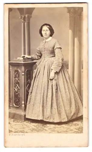 Fotografie F. Brandseph, Stuttgart, Portrait Dame im karierten Kleid mit Haube