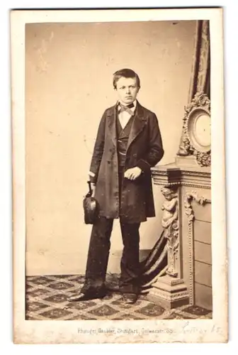 Fotografie J. Gaukler, Stuttgart, Portrait junger Knabe im Anzug mit Hut und Fliege
